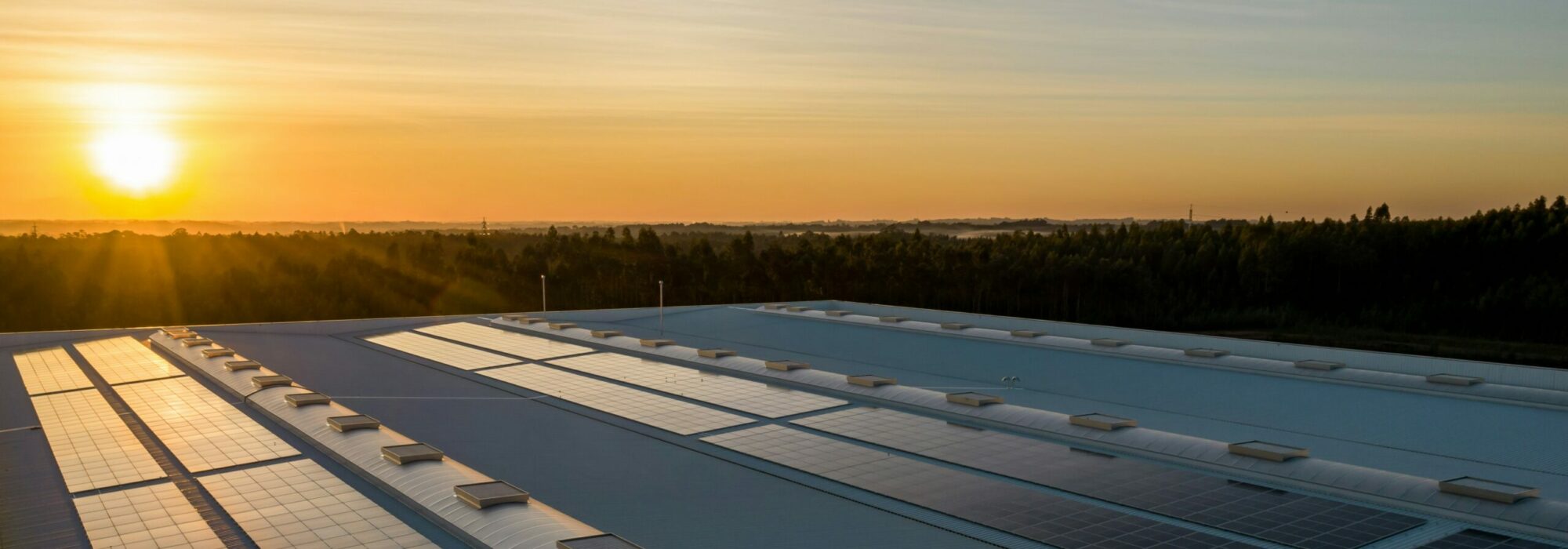 un solaire de soirée illumine despanneaux solaires qui sont installés sur un toit