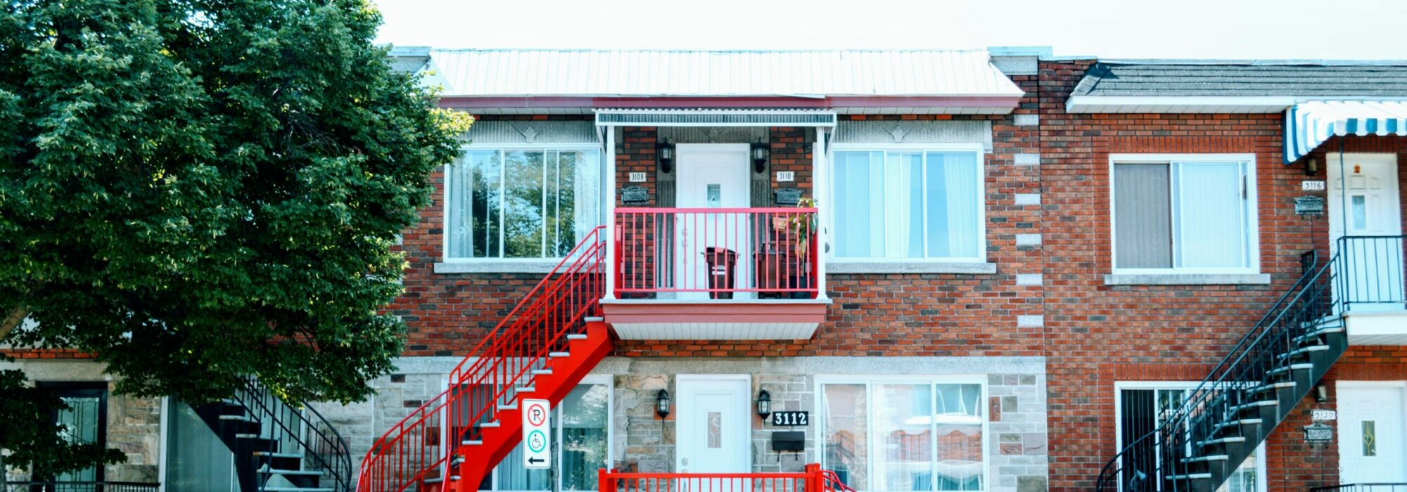 Appartements typiques de Montréal. Escaliers extérieur de couleur rouge.