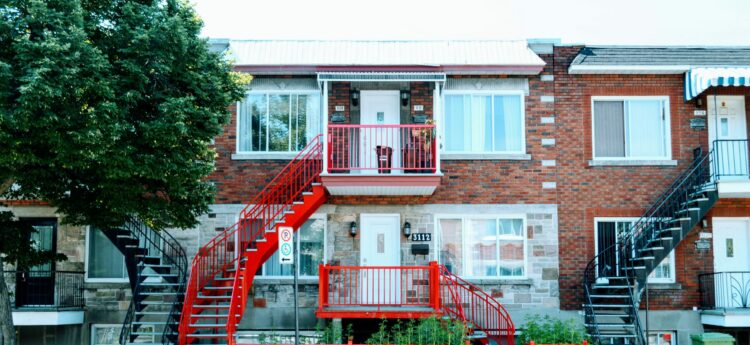 Appartements typiques de Montréal. Escaliers extérieur de couleur rouge.